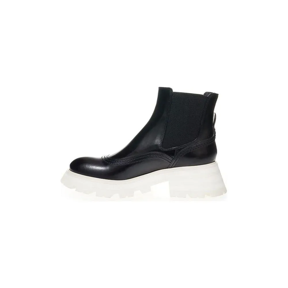 Alexander McQueen Elegant Leather Boots in Timeless Black